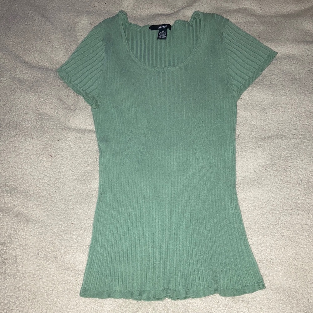 Green short sleeve sweater top